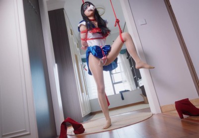 【丝米】《女友游戏》为了增加情趣，女友扮成肉丝长靴美少女战士，假装被我俘虏，单腿吊缚+堵嘴+TD+TK，折磨却又享受，塞上口球开腿揉捏，绑上腿后还不让发sao扭动，那就驷马捆绑强制GC