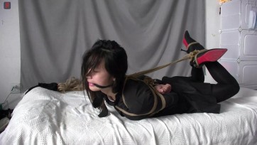 【绳之韵】小助理点点：遭劫之后的首拍——黑衣、黑丝、细高，驷马勒嘴挣扎，愿她能早日振作