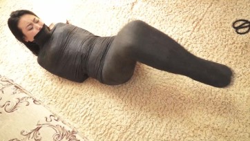 【逍遥】《自动包裹娇躯02》全包木乃伊美女玩命挣扎 木乃伊挣扎跳跃 被定身控制无奈呻吟