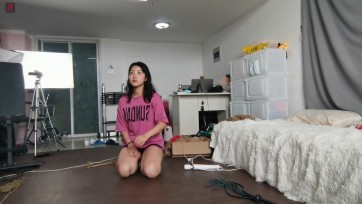 【绳之韵】大一职专生海伦，紫T恤、小热裤、脏白袜，上集 ：蒙眼、口球、单脚吊、后高手、单脚驷马捆绑游戏、鞭打TJ