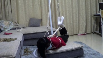 【新月原创】【红豆】【玉箫】直播的时候刚好被红豆妹子乱入 把她骗来 驷马绑上 然后挂在了吊钩上驷马拉紧 两个白袜妹子超级可爱