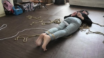 【绳之韵】小萌新，可爱小妹四月 牛仔裤、驷马捆绑，口球+棒棒，调教室里的无助羔羊