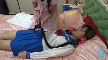 【芳草冰视】自己的闺蜜猝死家中，急忙赶来，玩弄闺蜜的尸体，给尸体梳头，为她换上白色丝袜