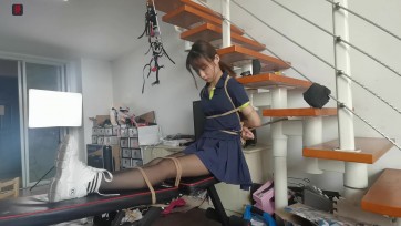 【绳之韵】点点，蓝色JK、黑丝白袜。老虎凳TK虐足