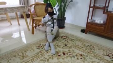 【逍遥】《蝴蝶效应01》美女~灰丝美腿交错捆绑，手被厚袜子包裹胶带封口，绷带，胶带，口罩多层堵嘴