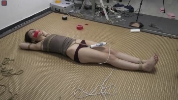 【绳之韵】小呆突破性奉献，阴天下雨约个绳第五集，脑后反手缚，仰面捆绑放置，羞耻挑逗、强高，迷离凄美的颜值、美脚、长腿、毛毛的风情