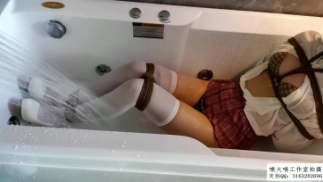 【嗷大喵】《萝莉初体验》-第六集之【水下调教】并腿缚+扒开上衣+震动胸部和隐私部位+水下捆绑诱惑