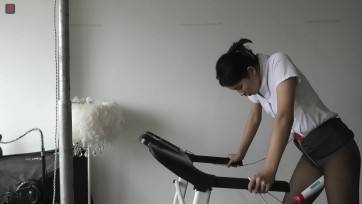 【绳之韵】瑾瑜跑步机第二拍第二集：固定棒、透明细高跑步机、踩豆虐足，可怜的小学妹脚丫很受罪，还崴脚了