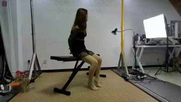 【绳之韵】小九妹，蕾丝黑裙第一集：驷马凳子禁锢，股绳固定棒棒，藤条虐足、抽脚心，亵玩小PP、SP，绳奴培育进行时。