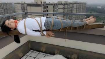 【随心原创】冷兮 白衬衣 牛仔裤 楼顶木头上的捆绑 手脚捆绑艰难的下楼梯