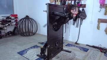 【樱束原创】订拍转公映《窃贼的惩罚》雪妮行窃途中被抓正着，被屋主用鼻夹夹的死死的，被迫带上口球，被夹住鼻子只能从口球缝隙中呼吸，口水成丝