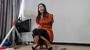 【绳之韵】菲菲的橘红外套第二集：外套腰带的捆绑功能开发，双重踩豆虐足外出，被保洁阿姨瞩目的尴尬，买电池、街角自己更换跳跳电池的小刺激、停车场的捆绑行走，10CM尖头细高