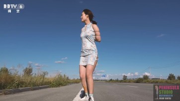 【半岛束艺台】【外】海语227国道五花霸气散步，怒脱鞋光脚走路