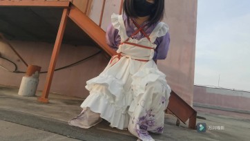 【药药十七鱼】伪娘的汉服女仆白天天台捆绑自缚！自缚被拷在栏杆边马步蹲姿到双腿发抖淫叫不断！