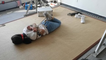 【绳之韵】调教室的匆匆过客，新人被打跑就算了系列：小黑妹试镜，紧身牛仔、船袜小白鞋，股绳驷马绑脚掌，口球、鞭打、TK，身材还凑合，颜值不太行，还过度敏感和娇气，只能是一次