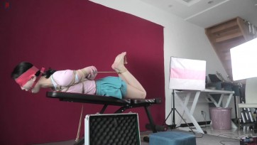 【绳之韵】“极品新人”媛媛试镜正片第一部上集，粉T恤，打底裙，清新亮丽俏女郎，蒙眼、虐足，绑脚趾驷马，TK、TJ、激情的前戏.....