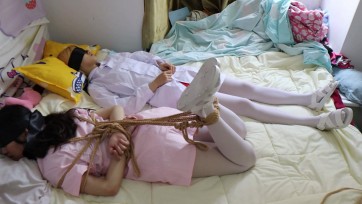 【荷仙少女】护士白丝少女之间的姐妹情～ 带着口球脚镣抱着绑在一起挨欺负，驷马+连缚 收拾其中一个另一个会被连带着被欺负的小屈辱