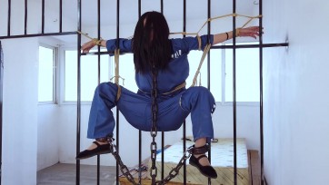 【樱束原创】《超级变态之蜘蛛囚犯》莉莉下班被变态盯上，并且尾随小丽到楼道用药迷晕，莉莉醒来时已经被关再一个铁牢房里，殊不知等待她的将是一场恶梦。。