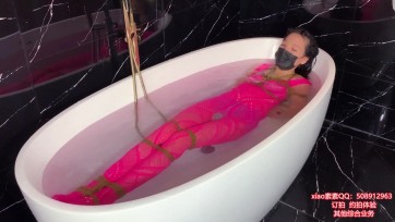 【xiao素素】粉色连体网衣捆绑洗头泡澡浴缸里TK求救挣扎