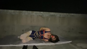 【玖喵ing】伪娘深夜外出自缚放置灯光照亮