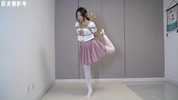 【灰太狼的羊】游戏环节JK美女屡屡出错，脚底蓝砖全被抽走，最终惨遭"吊缚"惩罚【吊缚＋挠痒痒＋踮脚尖】