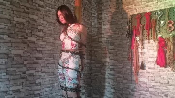 【一绳所爱】旗袍美女洛儿被绑柱子上鞭打，受不了也要忍住