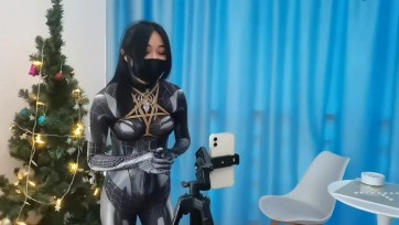 【一绳所爱】多才多艺的美女主播蜘蛛侠，在家直播的时候遭遇暗算，被吊在刑房里折磨