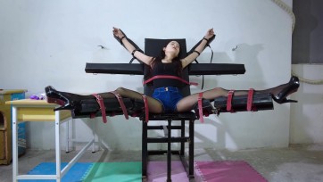 【樱束原创】《迷晕绑架小主播》订拍！来和老板签合约的小主播不同意合约内容被老板下药迷晕抱到密室固定老虎凳上对她进行变态的疯狂全身TK!非常怕痒的她挣扎笑得喘不过气不停求饶