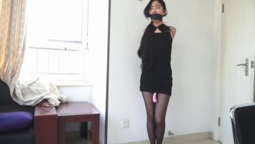 【逍遥】《美女卧底折磨02》美女反绑拿枪 跳蛋刺激 失禁喷汁 丝袜美腿湿透