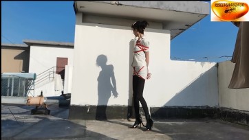 【绳舞飞扬】艳阳下的剪影（橘子紧缚户外)……橘子股绳+脚镣+紧缚户外。第一次看到剪影也很欲