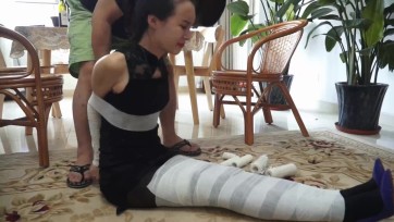 【逍遥】《名模的陷阱01》强制控制真人版！美女如木偶般被控制！口红胶水！白色绷带包裹！千万别错过~