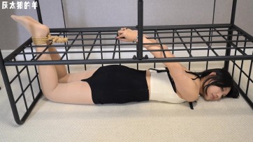 【灰太狼的羊】美女体验"肢体传字"游戏，反被吊脖罚站，手铐、脚铐、扎带依次叠加【吊脖罚站＋手铐＋脚铐＋扎带】