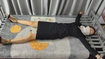 【束心工作室】铁床挠脚心绑架剧情挠痒痒游戏，铁床大字绑拷，兰兰职业套裙，高跟鞋脱掉后，光脚挠痒痒