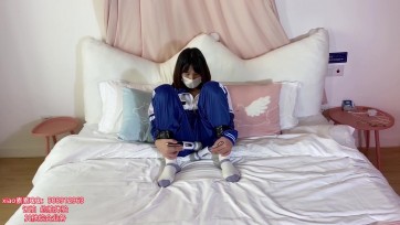 【xiao素素】学生服网约车遭到TJ系列全集四集 此部第二集xiao素素被装箱带去酒店要求自wei，后高手捆绑盘问