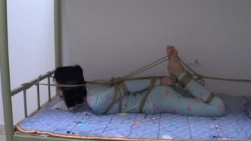 【新月原创】00后小美女红豆 宿舍睡衣 裸足驷马 床上固定 徒劳的挣扎好刺激