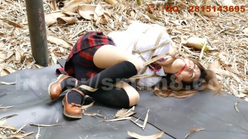 【猎美工作室】林中少女下集首部林中绑架实景片双匪调55分钟超长内容单足高吊，可怜少女无力挣扎 后手反调，红色口球让口水无法抑制的滴落乳胶口罩押解，踏上不归之路绝望，恐惧