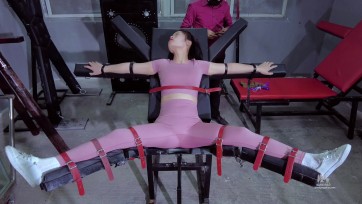 【樱束原创】《盲盒第六季》大家期待的第六期盲盒新鲜出炉咯！盲盒中的幸运大转盘特别的刺激好玩！模特带着沉重的手脚链押解到刑房中在六次幸运大转盘中自己转取六种等下即将使用的