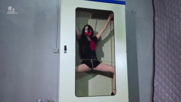 【樱束原创】《空姐失踪案》空姐被歹徒跟踪弄晕扎带捆绑装行李箱拉到一间密室中将她扔进大铁箱子中胶带封嘴大字捆绑锁在里面害怕惊恐的挣扎喊叫！抽气泵抽气翻白眼撞击箱子