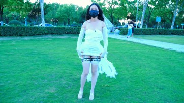 【Raymond】被胁迫的准新娘2:被锁着贞*带带去外拍，拘束杆加棒棒放置在后备箱