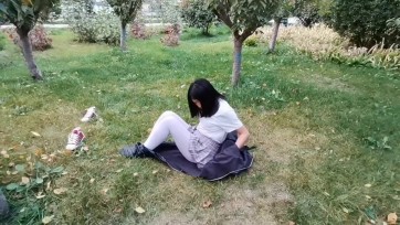 【HD飞天原创】云儿白色硬绳五花紧缚户外大路旁草丛双层全包，正值下班高峰期，小树林人来人往，还有歌声来伴奏，超爽......