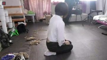 【绳之韵】绑了一个自称叫“小三”的女孩（纯捆绑片段，配乐，宣传片）：牛仔裤、露脐对襟小衫、白棉袜、后手捆绑+股绳