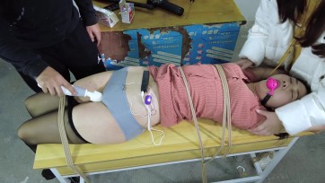 【樱束原创】《学生胁迫女老师》学生发现老师拍的SM视频要挟她配合他们好好的玩一玩！让她自己拿跳D塞进下面上课,G潮后绑在课桌上带上口球两学生对她进行疯狂的TK,[X_X]/筋膜抢震动