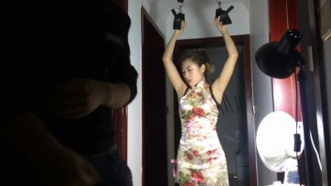 【逍遥伯乐】【吊打旗袍嫩模】黑丝旗袍，吊起双手，无情虐腹，重击深宫，娇喘不停