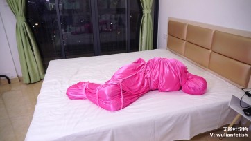 【恋物幻者】20岁新人妹子小果果处女作-开眼全包紧身衣ZENTAI+丝绸全包捆绑~第一次玩妹子很害怕呢反应强烈