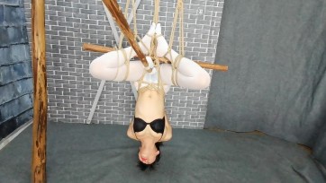 【HD飞天原创】云儿双脚拜佛式最残酷的一种倒吊，吊起来不客气，加长[不可描述]全身大频率不停地。。。。。。全身TK.顿时汗水、泪水、口水三水齐下......