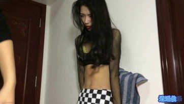 【逍遥伯乐】【细网眼全套】00后小美女，让她换上细网眼全套，捆上双手，突击美腹，打到GC和吐，她没想到这样玩