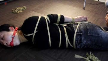 【绳之韵】新人俏俏试镜上集：天生软妹子、白袜、牛仔裤小美妞堪称惊艳的试镜表现，标准欧式直臂驷马、口球、TK、TJ，棒棒，直接上“全套”！