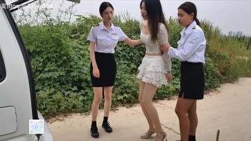 【鑫鑫工作室】来新模特啦，高颜值妹妹林悦饰演一名作为演员的女主，因剧组要求体验角色，通过同学张语涵的帮助，被安排接触高浓度的毒品以扮演女犯人。不料，林悦被抓，带手铐脚铐...