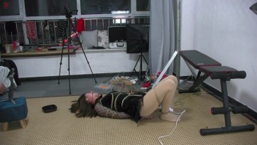 【绳之韵】小九妹再次进入“状态”，榻榻米上的驷马强高、“丰胸”挑逗、TJ游戏，扭动的小手和脚丫，潮红的脸蛋，可怜的小丫头无助的像一条上岸的美人鱼