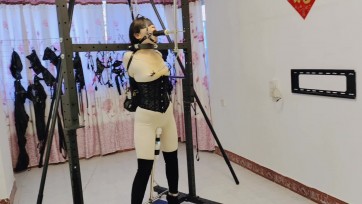 【浅浅】单手套，乳夹，马具型口枷，过膝长筒靴，一字型分腿脚枷